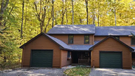Woods Way Hideaway - minutes from Petoskey & Harbor Springs - close to beaches, skiing & more! Отели рядом с достопримечательностью «Парк штата Петоски»