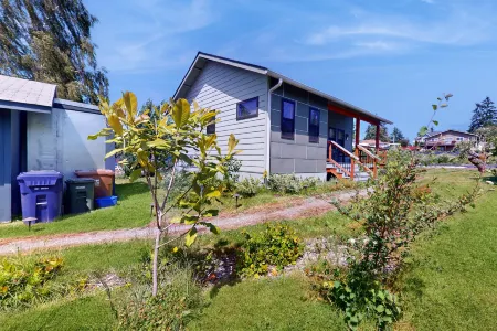 Designer Cottage | Accessible Kitchen & Bathroom | 5 Minutes to Downtown Отели рядом с достопримечательностью «Greater Tacoma Convention & Trade Center»