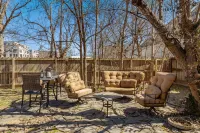 Cozy Backyard and Smart TV - Charming Mountain Biker Haven Hotels in Bentonville