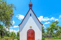 Cozy coastal home with covered porch and boat parking - dog-friendly Hotels in Fulton