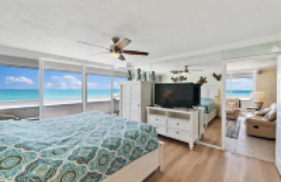 Wrap-Around Balcony and Pool Access - Stunning Beachfront Oasis 레딩턴 비치 호텔