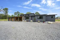 Hot Tub, Fire Pit, Pool Table and Family Friendly Access - Modern Oasis Hoteles en Condado de McCurtain