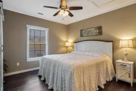 Private Entrance and Fully Equipped Kitchen - Tranquil Family Haven Отели в г. Фэрвью