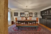 Cozy Fireplace and Lush Garden Oasis - Funky Eclectic Retreat Hotels in Rutland Town