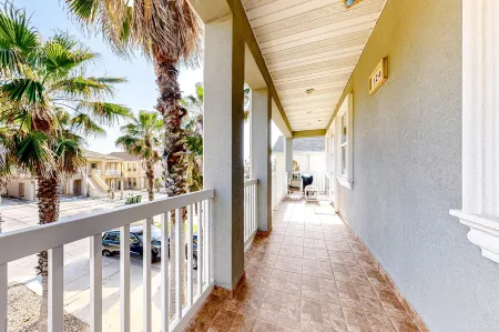 Comfortable, family-friendly condo w/ shared pool - steps to beach, dogs OK Отели рядом с достопримечательностью «Sea Turtle, Inc.»