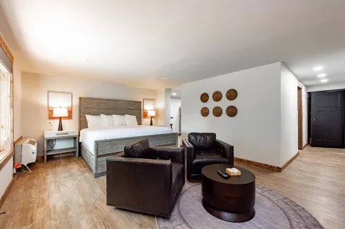 Lakeside Oasis with Full Kitchen and Private Patio - Cozy Retreat Hotels in McHenry