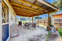 Charming duplex with fast WiFi 2 blocks from beach - snowbirds welcome Hotel dekat Rockport Beach Park