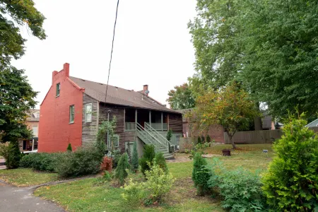 Spacious Dining and Walkable Shopping District - Charming Historic Haven