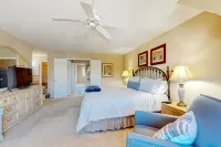 Charming bay view villa with pool, washer/dryer, balcony, TV, & full kitchen