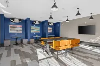 Cozy Living Space with Pool and Fitness Club - Stylish Getaway