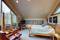 Studio with private hot tub, WiFI, & tranquil glacier views Hotels in Girdwood