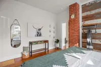 Private Hot Tub and Walking Distance to Shops - Charming Art-Inspired Studio