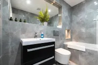 Luxurious 1 Bed Apartment - Free Wifi and Parking