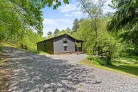 Creekside Vibes - 1 Bedroom Cozy Cabin w/ Outdoor Fire Pit + Pet Friendly!