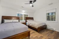 New Hot Tub and Yoga Deck Retreat - Stylish Tranquil Escape