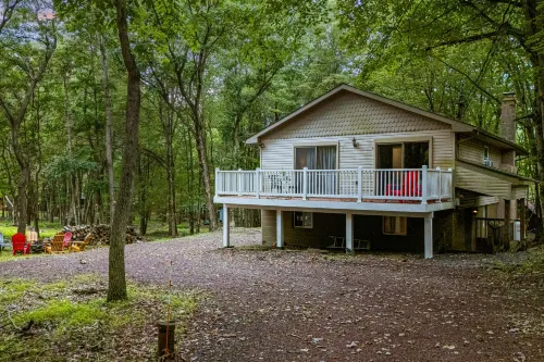 Spacious Entertainment Hub and Enclosed Deck - Cozy Forest Retreat