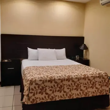 Hotel Villa Florencia Zona Rosa Отели рядом с достопримечательностью «Собор Святейшего Спасителя»