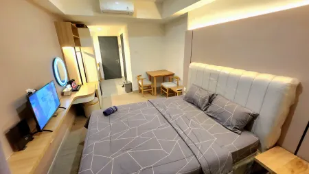 Ruby Rooms Transit at Collins Boulevard Apartment Serpong Отели в г. Neglasari