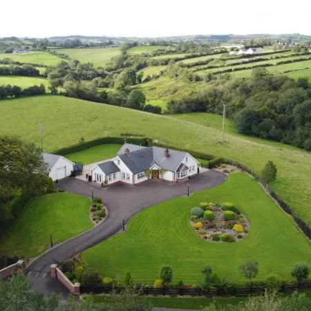 Dungannon 2 Bed Bungalow - Sleeps 5 - Pet Friendly
