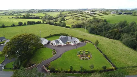 Dungannon 2 Bed Bungalow - Sleeps 5 - Pet Friendly Отели рядом с достопримечательностью «Killymoon Golf Club»