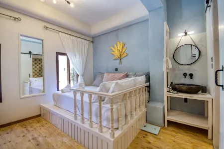 Bastion Luxury Medieval Accommodation Отели рядом с достопримечательностью «Anthony Quinn Bay»