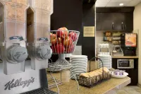 Super 8 by Wyndham Calgary Shawnessy Area - breakfast