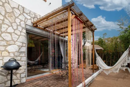 Studio Terrasse la Roulotte du Tzigane Mandara Beach Antibes Juan-Les-Pins Отели в г. Антиб