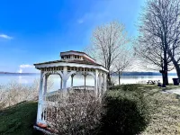 Sky Parlor with River View - Parking