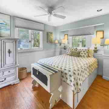 Breakers Plus Carriage House 4 Bedroom Home by RedAwning Rooms