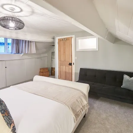 Host & Stay - Sleepers @ No.8 Hotels in Pickering