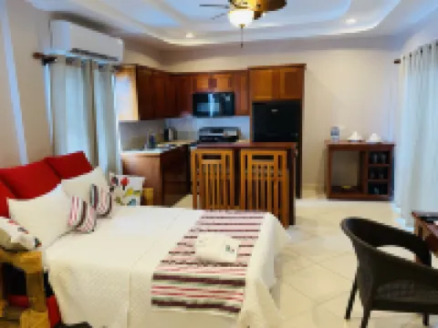 La Isla Resort Hotels in Caye Caulker