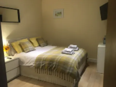 Private Room - Sleeps 2 - Private Entry - Parking Hoteles en Solihull