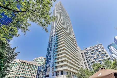 RivetStays - The Atmos I Отели рядом с достопримечательностью «CMU College of Makeup Art & Design»