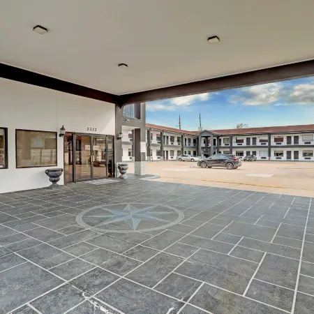 Grand Villa Inn Galleria Отели рядом с достопримечательностью «Водяная стена»
