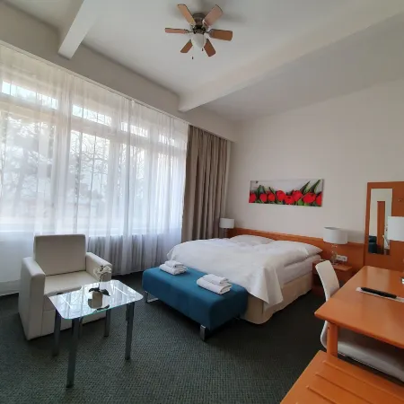 Residence Dykova - Former Pension Jana, Domov Mládeže