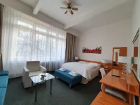 Residence Dykova - Former Pension Jana, Domov Mládeže