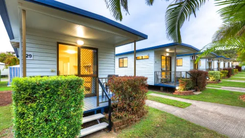 Alex Beach Cabins and Tourist Park - Homestays