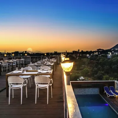 Pax Hotel Grand Blue 3 min walk from Udaipur city Railway Station 우다이푸르 기차역 주변 호텔