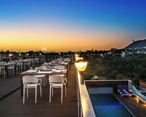 Pax Grand Blue - Rooftop Swimming Pool & Restaurant - 500 Mtr from Udaipur Railway Station Hotels near Udaipur Train Station