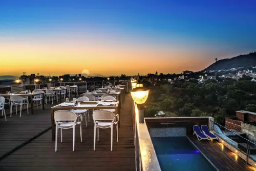 Pax Hotel Grand Blue 3 min walk from Udaipur city Railway Station