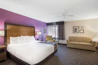 La Quinta Inn & Suites by Wyndham Hartford - Bradley Airport فنادق في Granby