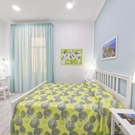 B&B Rest a Napoli Отели рядом с достопримечательностью «Порт Моло-Беверелло»