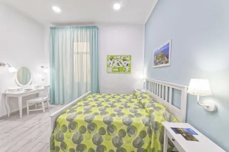 B&B Rest a Napoli Отели рядом с достопримечательностью «Via Caracciolo e Lungomare di Napoli»