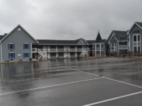 Falls Lodge & Suites Hôtels à : 