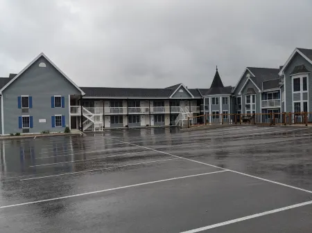 Falls Lodge & Suites