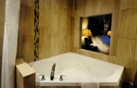 Stone Mill Inn - Hot Tub