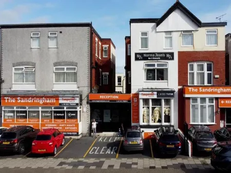 The Sandringham Court Hotel & Apartment-All Groups Welcome Отели рядом с достопримечательностью «Зоопарк Блэкпул»