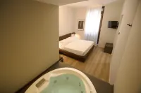 Palazzo Bellocchi - Suites & Apartments - Jacuzzi