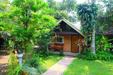 Malee's Nature Lovers Bungalows Отели рядом с достопримечательностью «Wat Cham PI»