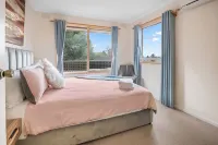 Stylish Retreat Family House 5BRM Wheelers Hill 브랜던 파크 쇼핑 센터 주변 호텔